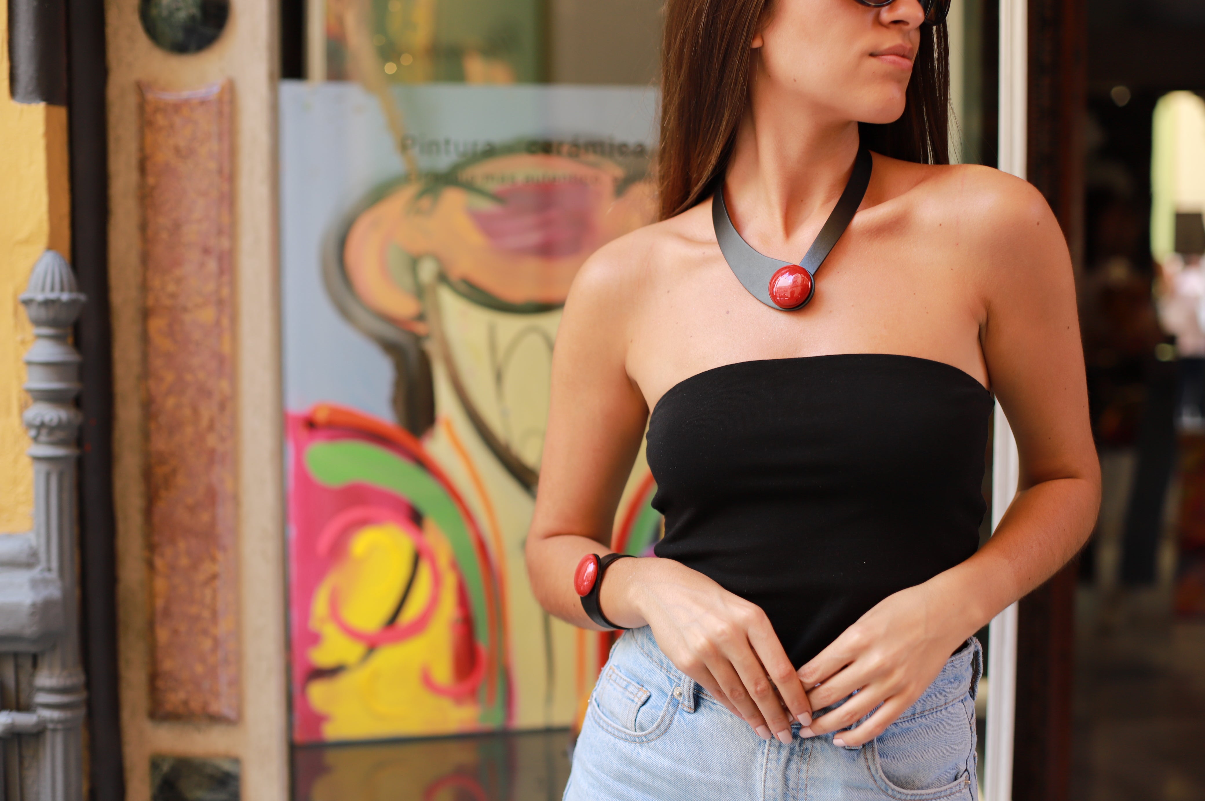 Collana pelle nera + bottone ceramica splash
