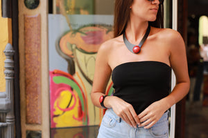 Collana pelle nera + bottone ceramica splash