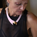 Carica l&#39;immagine nel visualizzatore di Gallery, Collana pelle rosa + bottone ceramica

