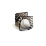 Carica l&#39;immagine nel visualizzatore di Gallery, Metal Button, Crossed Bracelet, Grey Snake Printed Leather
