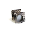 Carica l&#39;immagine nel visualizzatore di Gallery, Squared Button, Crossed Bracelet, Grey Snake Printed Leather
