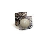 Carica l&#39;immagine nel visualizzatore di Gallery, Squared Button, Crossed Bracelet, Grey Snake Printed Leather
