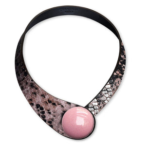 Collana pelle effetto serpente rosa + bottone ceramica